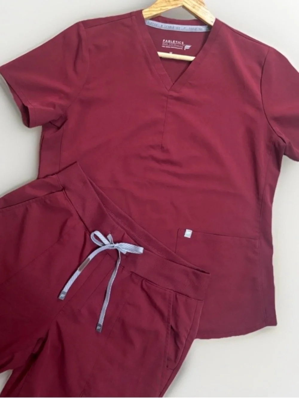 🔥Fabletics Burgundy Scrub Set Women M V-Neck Top | Jogger Pants Wine M/S - Picture 1 of 9